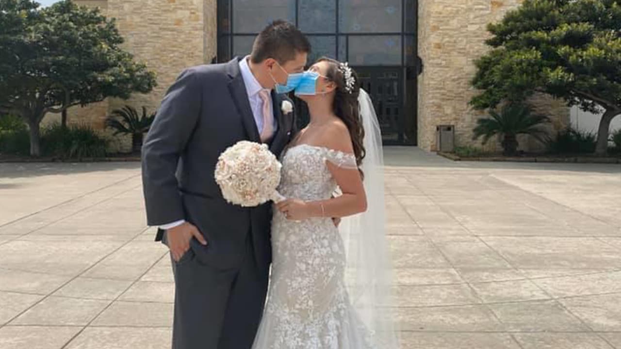 “Fue algo inesperado, provocó muchos cambios, pero se pudo hacer, para nosotros las máscaras en nuestra boda es algo que nunca vamos a olvidar”, agregó Navarro.