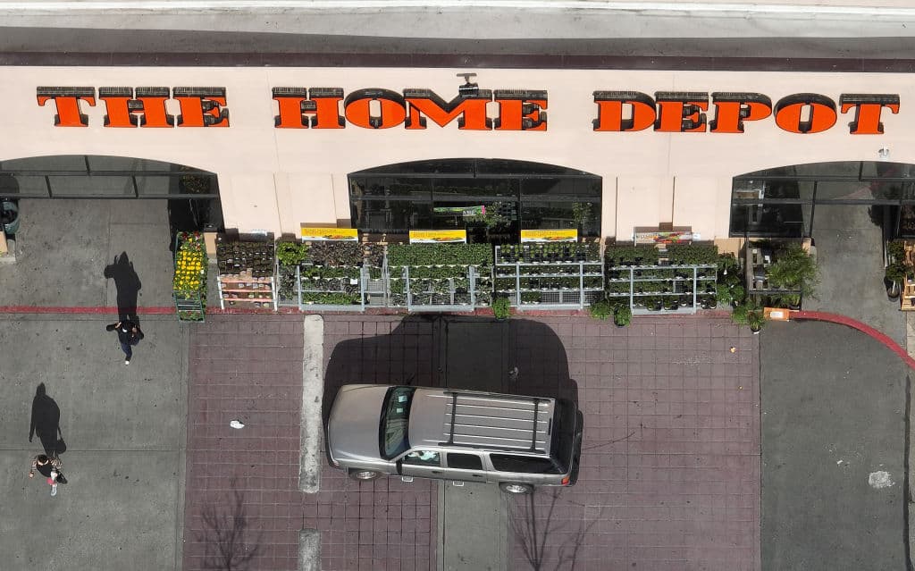 Roban a conductor de camión blindado en un Home Depot de Nueva Jersey