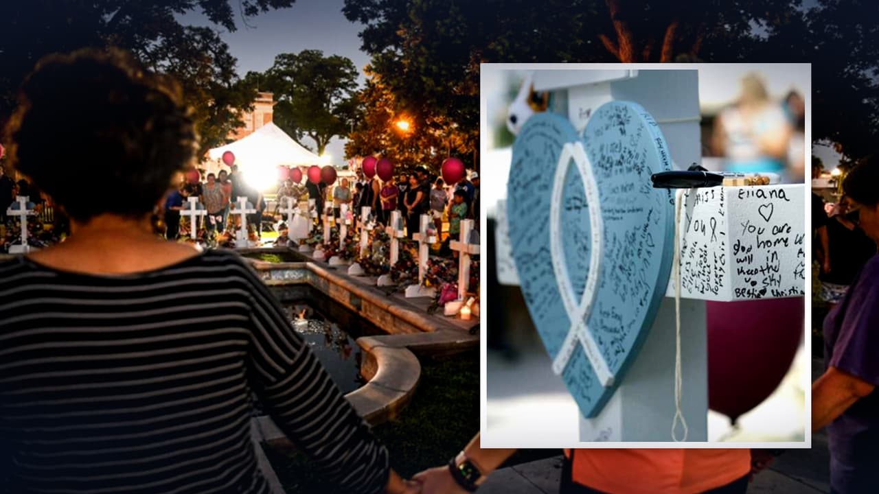 La plaza Town Square se ha convertido en un espacio para que padres, madres, familiares, amigos y vecinos de la comunidad escriban sus mensajes de amor en las cruces y lleven peluches.