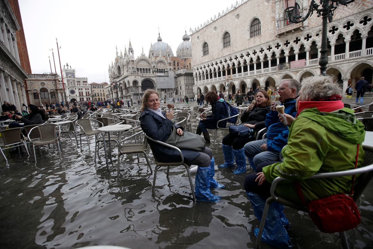 <b>La histórica Venecia inundada.</b> Lluvias y vientos extremos pusieron en alerta a las autoridades en toda Italia. En Venecia la marea alcanzó niveles históricos y
<a href="https://www.univision.com/noticias/inundaciones/venecia-bajo-el-agua-una-subida-repentina-de-la-marea-inundo-las-calles-y-plazas-de-la-historica-ciudad-fotos-fotos">puso a turistas y lugareños a caminar por las aguas.</a>