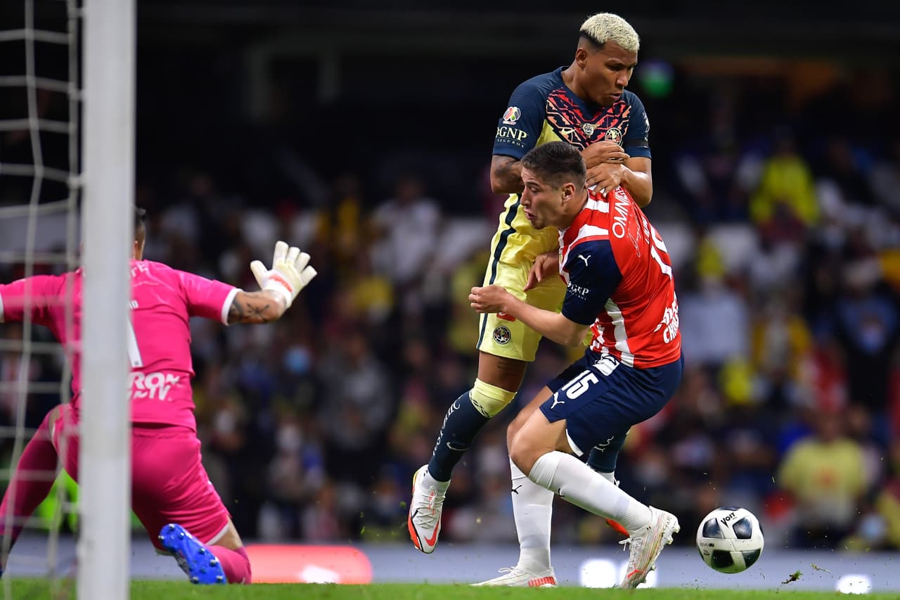 El Clásico entre América y Chivas estuvo lleno de pasión, bronca, ocasiones de gol y mucha polémica por el arbitraje en el encuentro disputado en el Estadio Azteca en actividad de la Jornada 10 del Grita México A21 de la Liga MX.