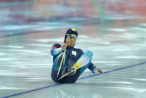 Daniel Greig, de Australia, cayó sobre el hielo mientras calentaba para la prueba de 500 metros de velocidad.