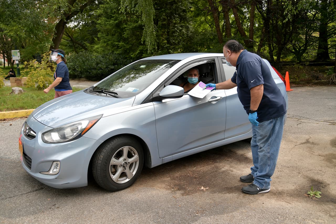 Hasta diciembre, cualquier niño menor de 19 años puede recibir paquetes de comida gratis para 7 días en los sitios de comida. No se necesita una solicitud ni identificación. Los niños simplemente pueden ir a cualquier lugar participante para obtener una comida saludable.