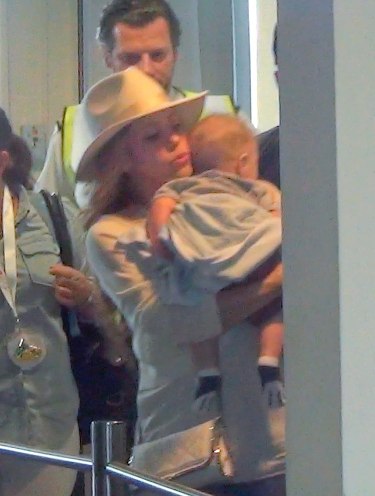 Los paparazzi ya esperaban a esta hermosa parejita.