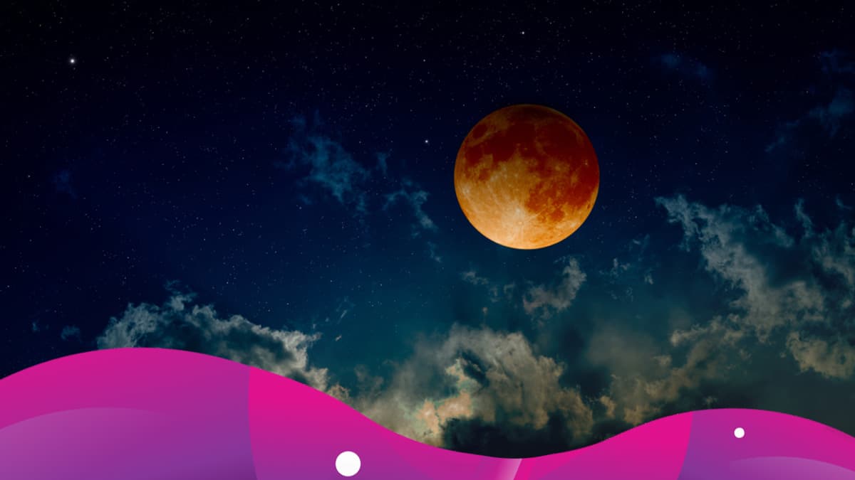 Cuando los habitantes de medio mundo miren al cielo este
<b> viernes 27 de julio </b>verán un espectáculo inolvidable: una Luna roja, llamada la "
<b>luna de sangre</b>", precisamente el día en que Marte, el planeta rojo, estará en oposición haciendo a su vez que se vea aún mas rojo que de costumbre.