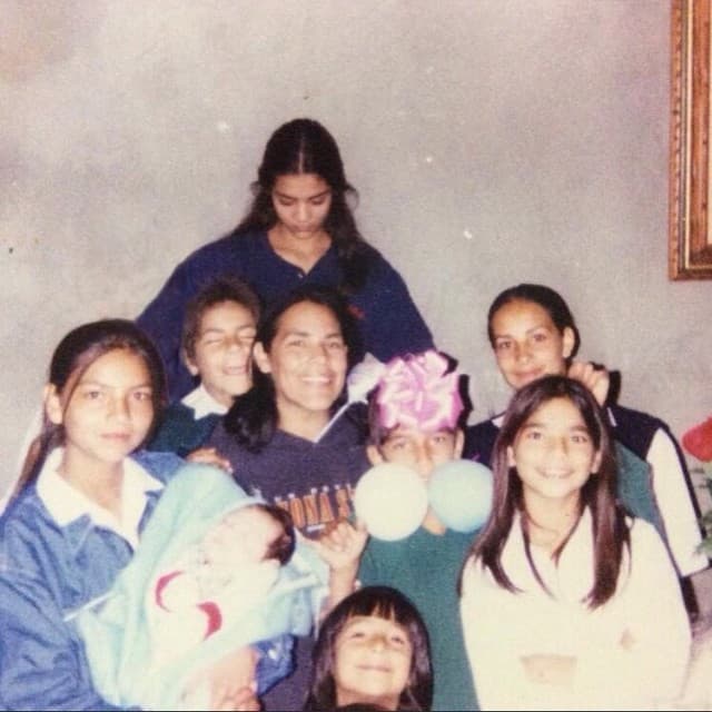 “Cuando yo veo las imágenes de la casa en la que vivíamos, yo por más que quiero imaginarme lo que mis papás pensaban, no puedo. Imaginarme cuando una de sus hijas les decía: ‘Papá, mamá, yo quiero trabajar en televisión'”, expresó la actriz a People en Español, en 2016.