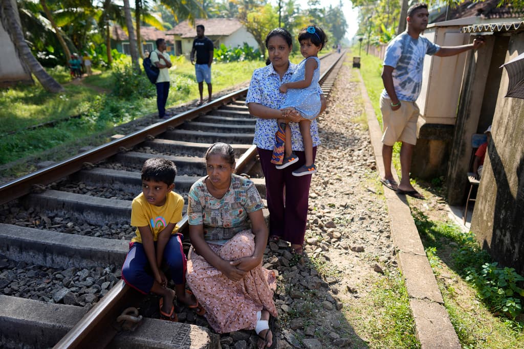 Familiares de víctimas del tsunami junto a la vía férrea donde el tren quedó atrapado por las olas del tsunami en 2004, en Peraliya, Sri Lanka, el jueves 26 de diciembre de 2024.