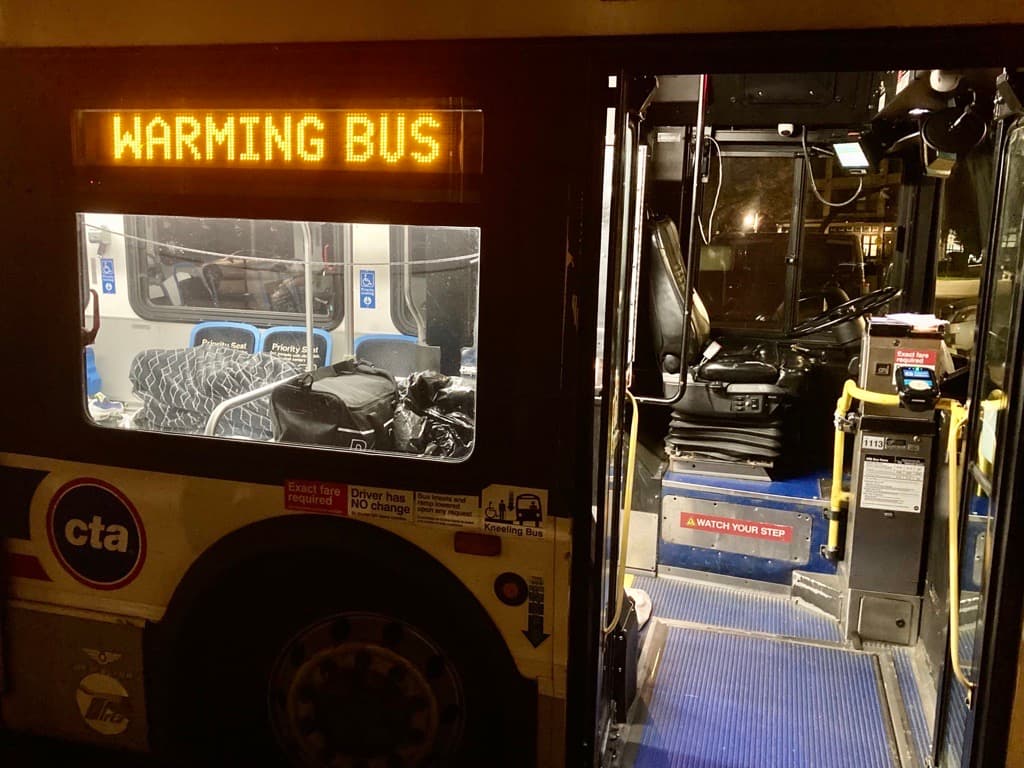 La imagen de migrantes durmiendo en las calles frente a estaciones de policía, cambió por autobuses que funcionan como centros de calentamiento.