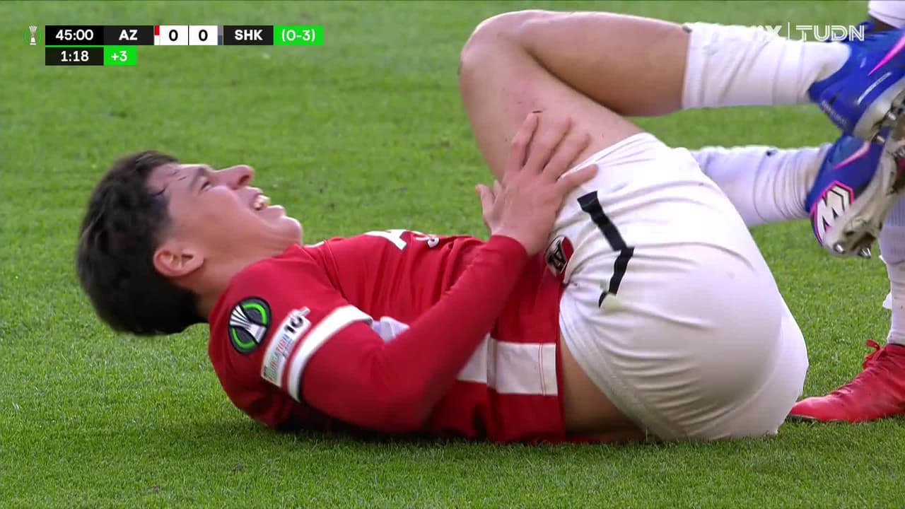 ¡Cuidado ahí! Durísima entrada sobre Mateo Chávez que se queda tendido en el terreno de juego