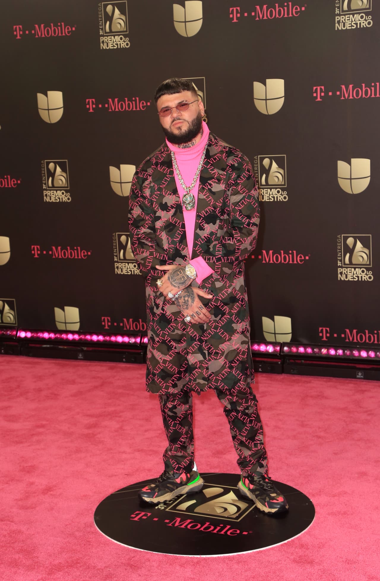 Farruko impresionó en la ceremonia de 2019 con un traje de Valentino en el que mostró su estilo urbano, aunque un poco llamativo.