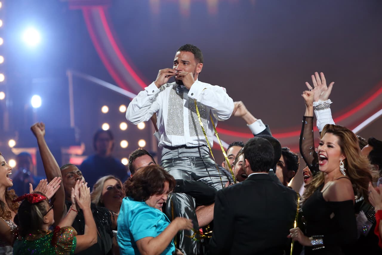 Luego de 25 estilos de baile, 163 diferentes coreografías y 40 escenografías, Henry Santos venció a Fernando Arau y a Alicia Machado con el mayor porcentaje de votos.