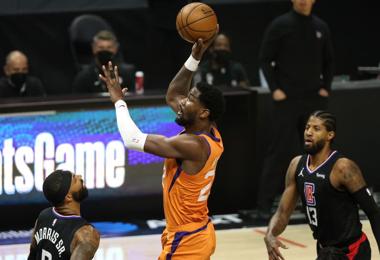 Deandre Ayton #22 de los Suns intenta un tiro entre Marcus Morris Sr. #8 y Paul George #13 de los Clippers durante la primera mitad del Juego Seis de las Finales de la Conferencia Oeste en el Staples Center.