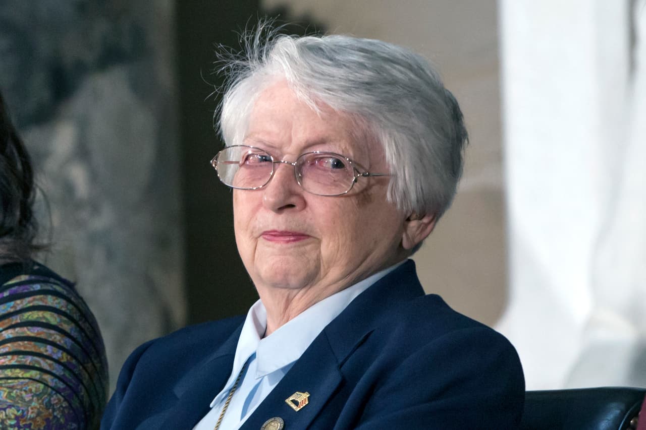 <b>Wilma Vaught</b>
<br>
<br>La general de brigada Wilma Vaught es una de las mujeres más condecoradas en la historia de las Fuerzas Armadas de Estados Unidos, "rompiendo repetidamente las barreras del género a medida que ascendía de rango", indica la Casa Blanca. Cuando se retiró en 1985, era una de las siete mujeres generales de las Fuerzas Armadas.
<br>
<br>Vaught fue la primera mujer en implementar una unidad de bombarderos de la Fuerza Aérea y la primera mujer en alcanzar el rango de general de brigada del campo de contraloría.