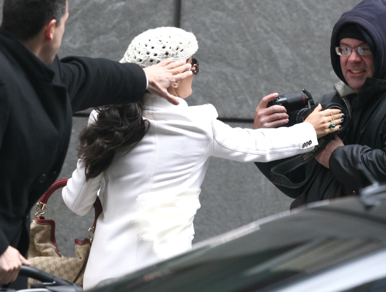 Salma intentó tapar la lente de la cámara de un paparazzi que se acercó mucho a ellas.