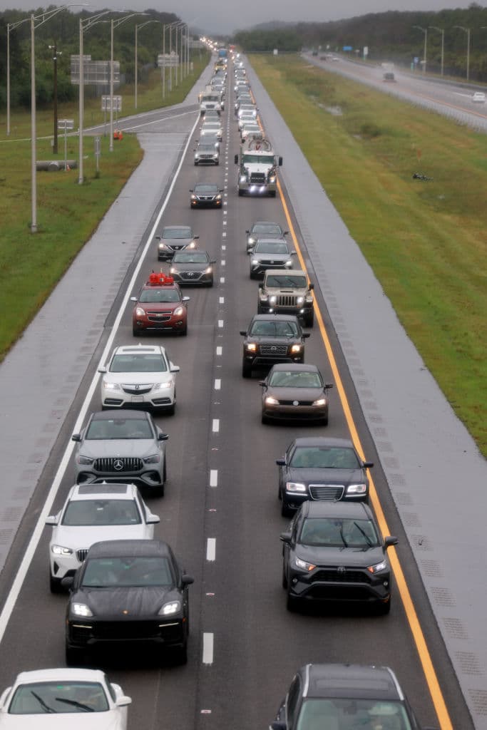Esta imagen muestra una fila de vehículos que se dirigen hacia el este por la I-75 desde la costa oeste de Florida.
<br>
<br>Además, el gobernador Ron DeSantis anunció el lunes la 
<a href="https://www.univision.com/local/tampa-wvea/suspension-cobro-peajes-carreteras-florida-huracan-milton-evacuaciones-desantis">suspensión del cobro de peajes en carreteras clave de Florida</a>. Una medida facilitará las evacuaciones ante la llegada del huracán Milton.