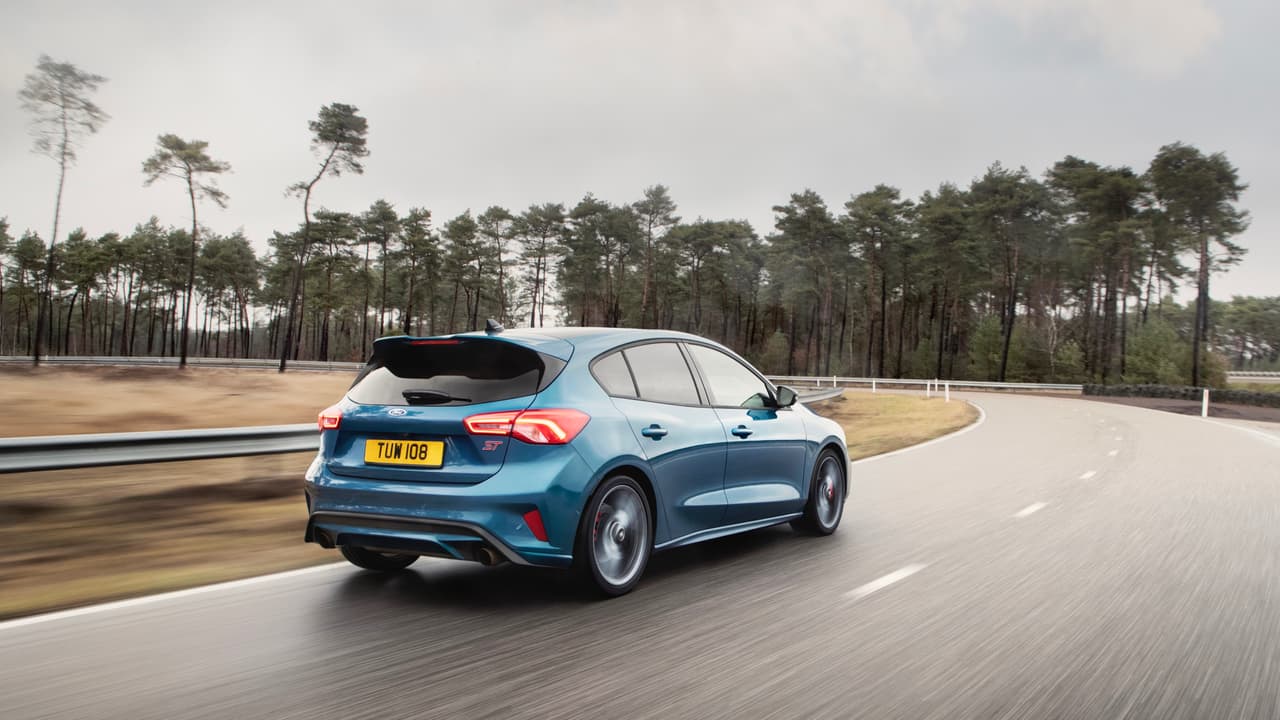 El Ford Focus ST es el auto ideal para aquellas personas que les gusta el manejo vigoroso que ofrece un 
<b>Mustang</b> pero que necesitan de más espacio y versatilidad de la que el legendario coupe de Ford Puede ofrecer. Solo hay un problema, el Ford Focus ST 
<b>no va a llegar a ningún concesionario Ford en Estados Unidos</b>.