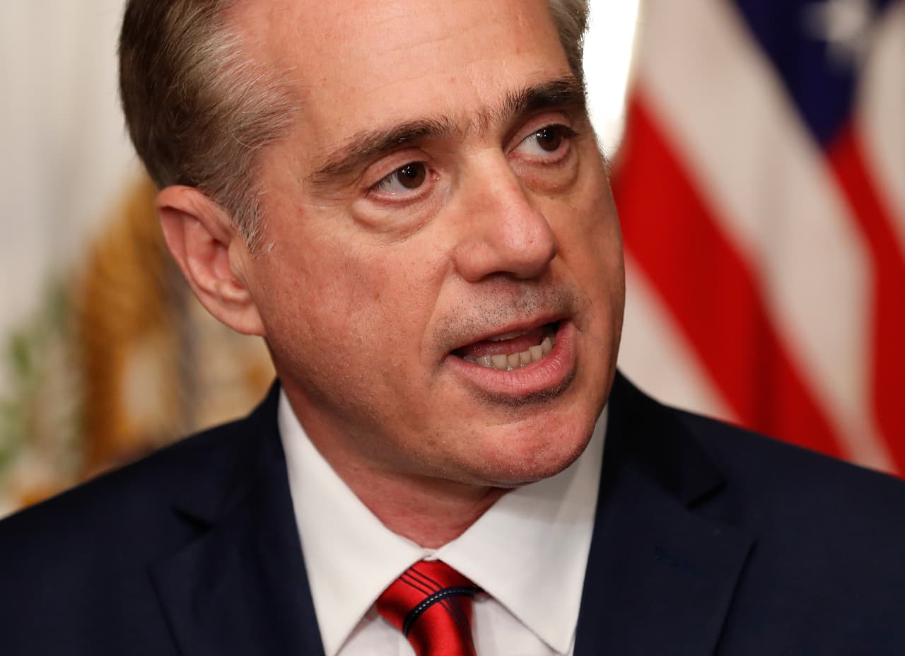 ARCHIVO - En esta imagen de archivo del 14 de febrero de 2017, el secretario de Asuntos de Veteranos, David Shulkin, habla en Washington. (AP Foto/Carolyn Kaster, Archivo)
