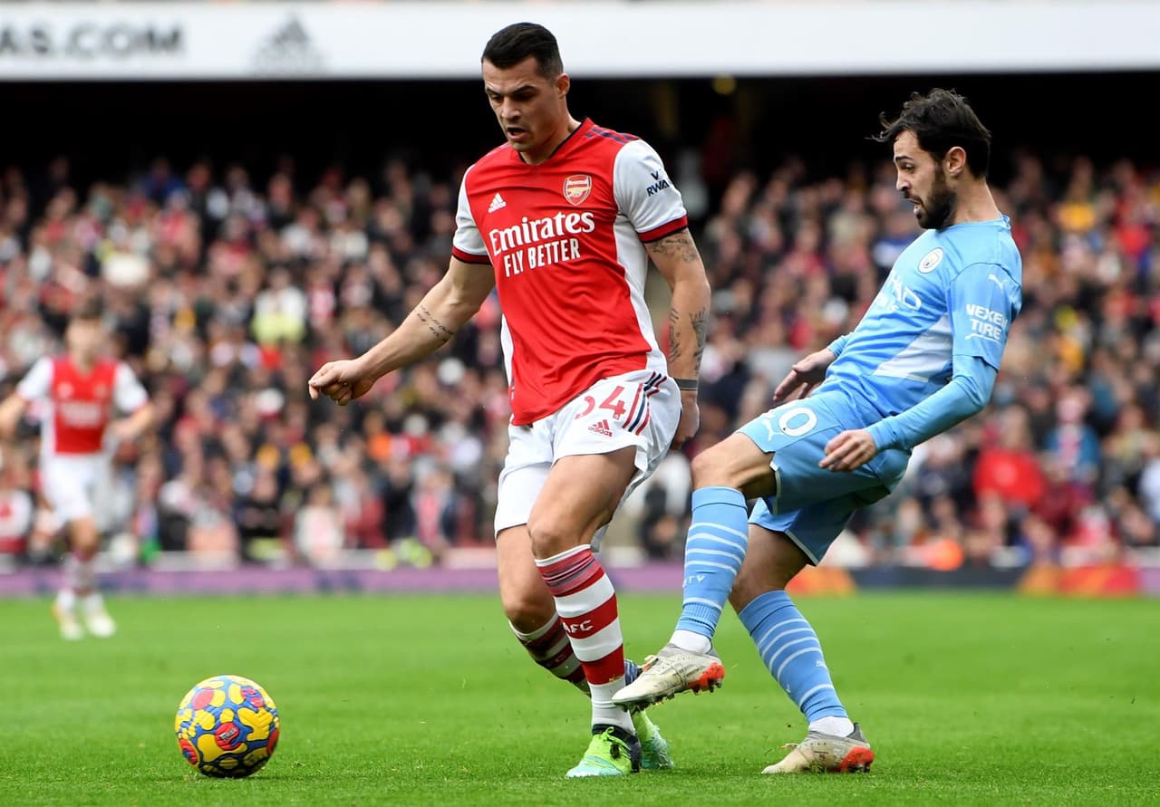 Manchester City saca triunfo de último minuto ante Arsenal durante la Jornada 21 en la Premier League. Bukayo Saka abrió el marcador a favor de los Gunners al 31', pero fueron Riyad Marez con un penalti quien igualaba el marcador y Rodrigo Hernández Cascante anotaba al 90+3' para sumar otros tres puntos y seguir líderes de la tabla.