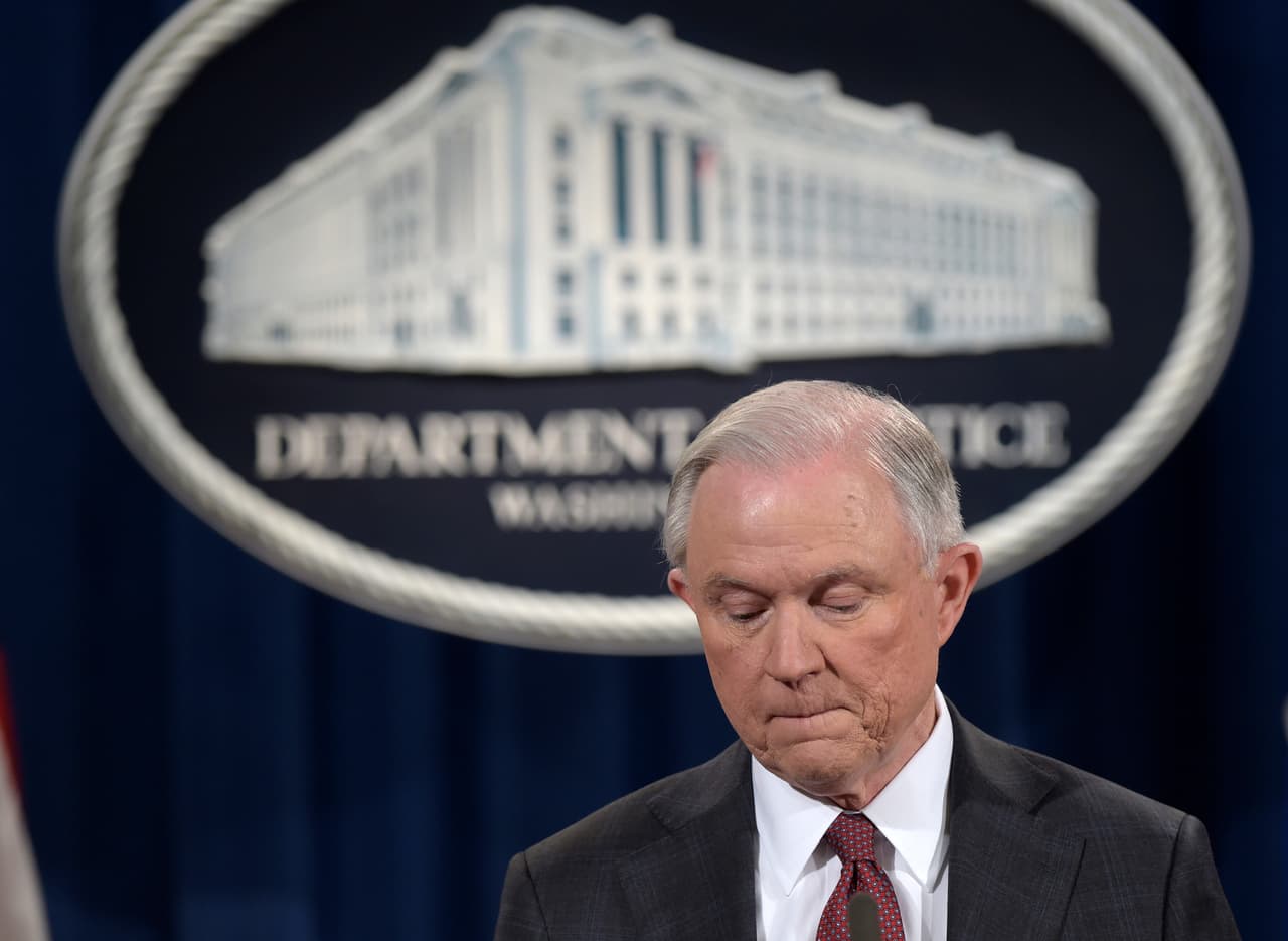 Con datos incompletos, Sessions publica su primer reporte con el estatus migratorio de los encarcelados en EEUU