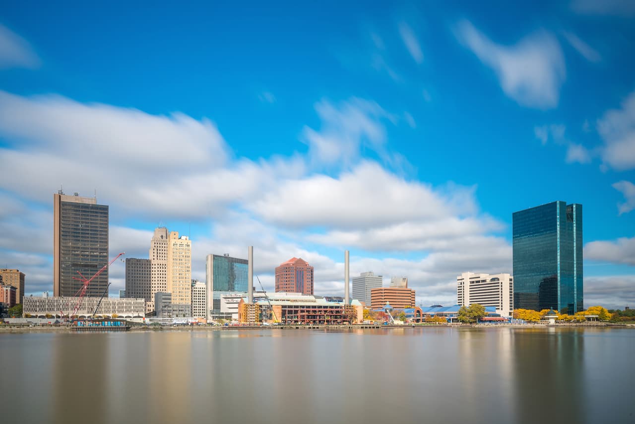 <b>35. Toledo, Ohio. </b>Población: 278,512. Valor promedio de las casas: 79,100 dólares. Tasa de pobreza: 26.3%. Residentes con estudios universitarios: 18.7%. Unos 395,000 hispanos viven en todo el estado de Ohio. Toledo es una de las ciudades más peligrosas del país. Hubo 1,192 crímenes violentos por cada 100,000 habitantes en 2016, más de tres veces la tasa de delitos violentos en todo el estado y casi el triple de la tasa nacional.