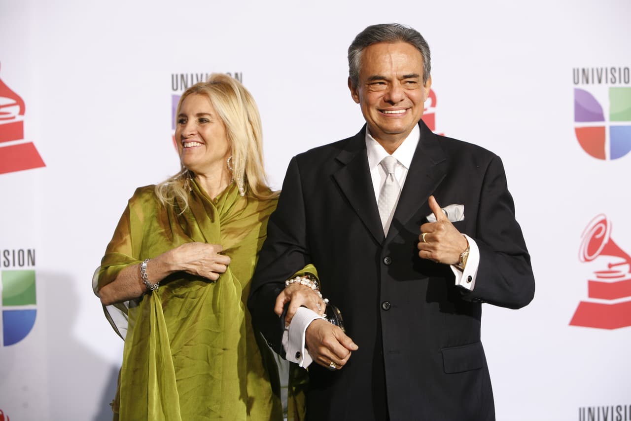 En 2011 José José caminó por la alfombra con su esposa Sarita, fiel compañera con la que ha logrado salir adelante estos años. Habían pasado seis años desde que en 2005 el cantante recibió el premio a Persona del Año.