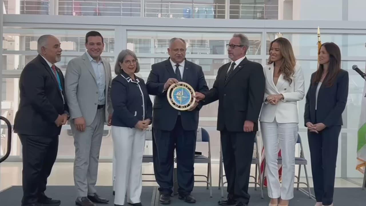 El lunes 6, autoridades del sur de Florida y la Marina de EEUU inauguraron oficialmente la Semana Naval en Miami. Y un día después, varios de ellos asistieron 
<b><a href="https://www.univision.com/local/miami-wltv/semana-naval-miami-60-inmigrantes-uss-bataan-ciudadanos-eeuu-fotos" target="_blank">a una cita histórica con 60 inmigrantes</a></b>.