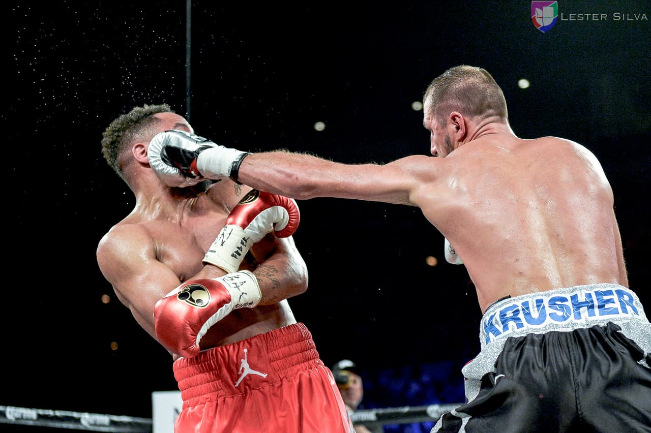 El estadounidense noqueó al ruso en el octavo asaltó y dio muestra de su gran poderío, reteniendo así los cetros de la AMB, OMB y FIB.