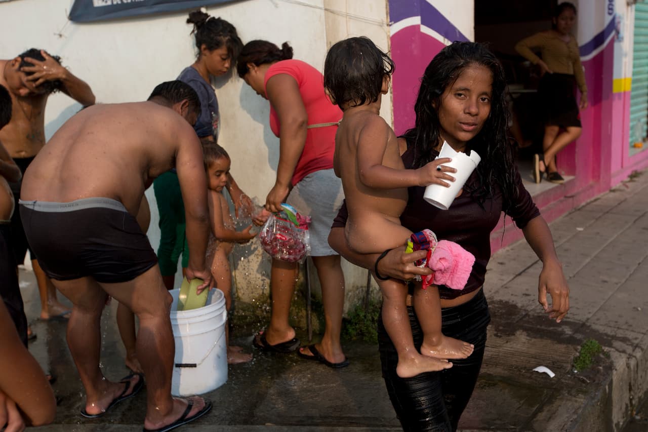 En la foto, la migrante hondureña Madison Mendoza luego de bañar a su hijo de dos años en la calle en Escuintla, estado de Chiapas, México, a 93 millas al norte de la frontera con Guatemala.
<b>“Pensé que en el camino me iban a ayudar con el bebé; mi tía me había dicho que la gente ayudaba a las mujeres”</b>, indicó Mendoza, de 22 años, a AP.
<br>