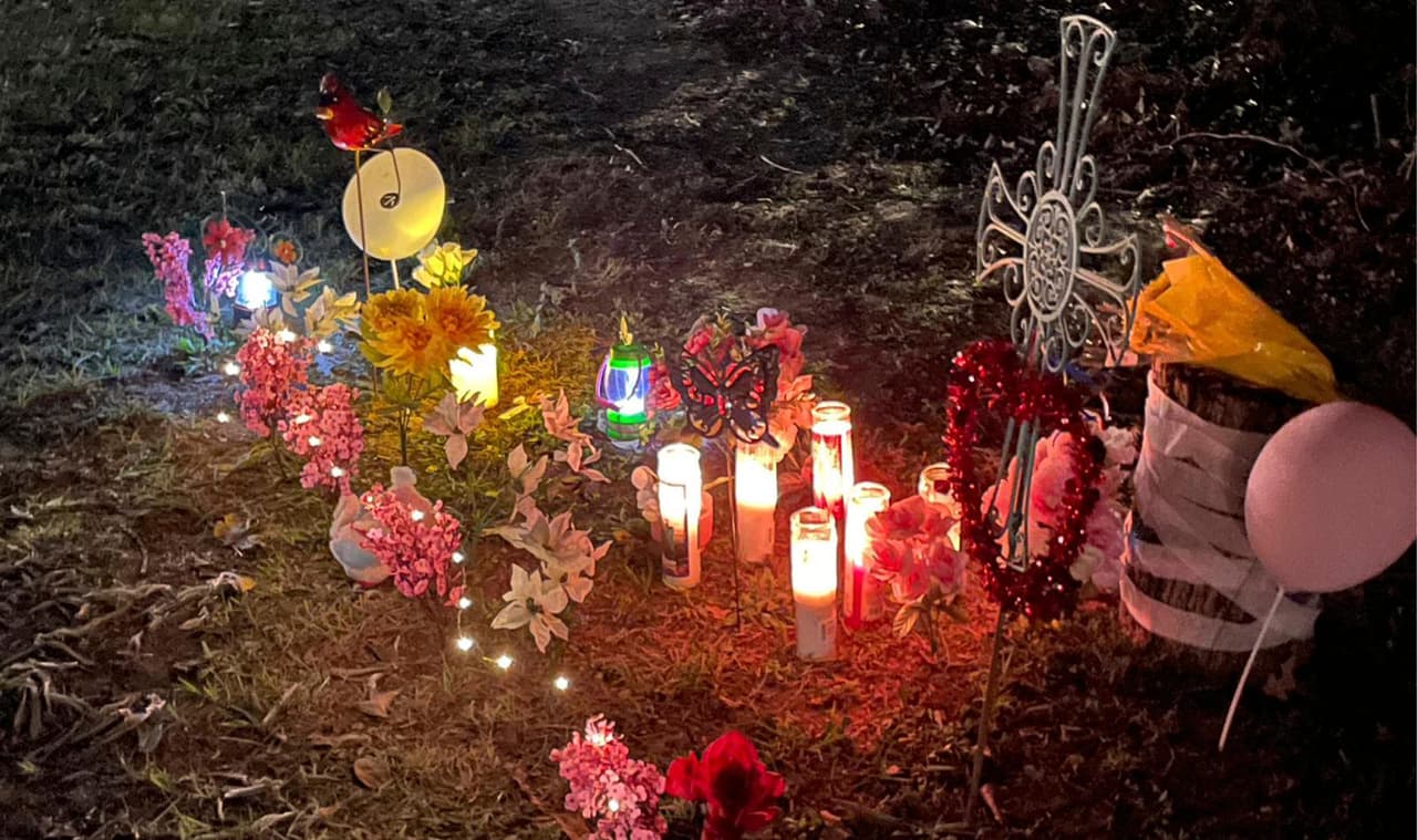 Además de la vigilia, muy cerca los vecinos hicieron un altar improvisado desde el pasado 11 de enero cuando se conoció la noticia.