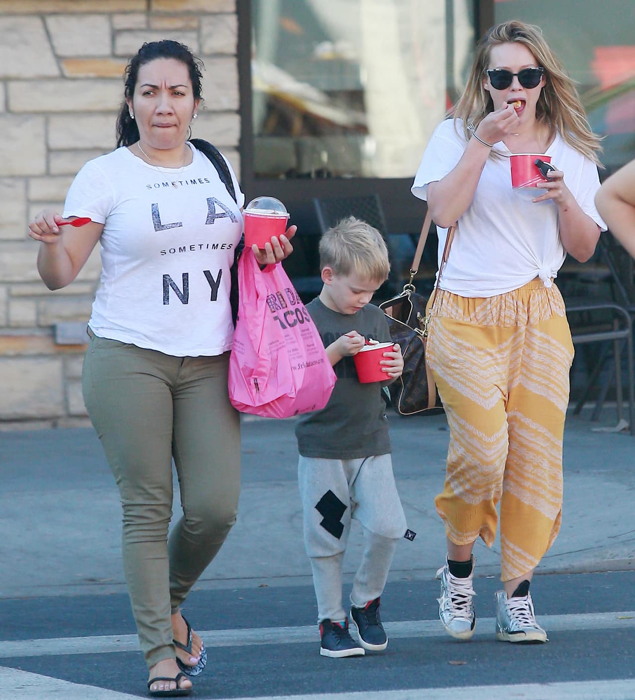 Hillary Duff es una mami muy relajada y entregada a su pequeño Luca.