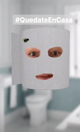 Y para los que se preguntaban dónde está Carlos Calderón así fue como respondió. Ocurrente como siempre al transformarse en papel higiénico, él mismo contó que estaba de vacaciones pero cumpliendo con el deber de estar guardadito en su casa.