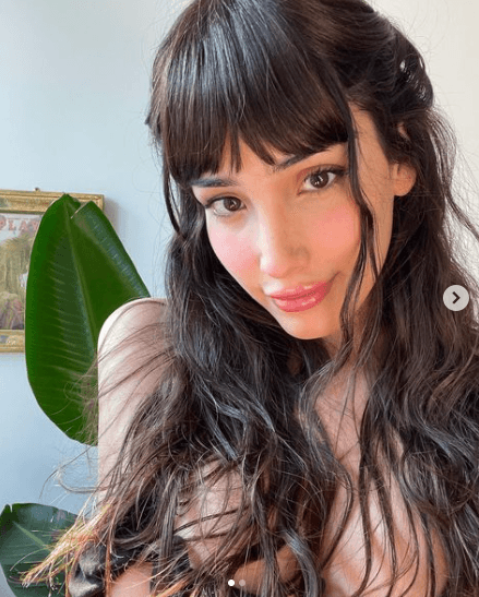 “Lo único que tenemos en común es que las dos somos trans, pero yo quisiera ser más como ella, ella es increíblemente fuerte y es una chingona (...) yo soy mucho más calladita y más reservada, pero sí utilicé experiencias de mi pasado, de la prepa, para poder identificarme un poquito más con ella”, puntualizó.