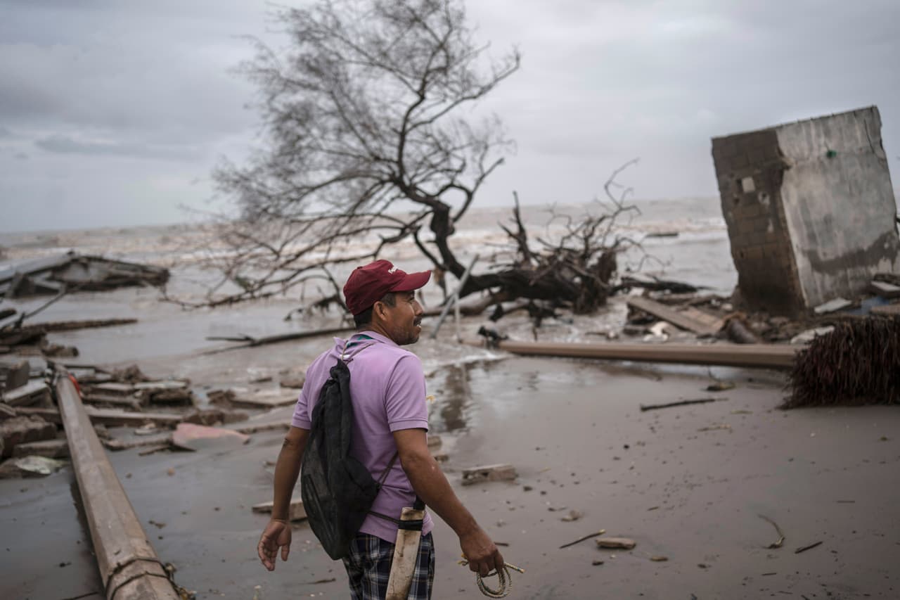 El pescador Alberto Isidoro camina por las costas de El Bosque. Muy cerca, en el mar, 
<a href="https://www.univision.com/noticias/america-latina/polemica-mexico-desataron-incendio-plataforma-petrolera-derrame-crudo-golfo">la petrolera estatal Pemex emprendió una ola de exploración en el Golfo</a>, triplicando la producción de petróleo crudo.
<br>
<br>Mientras la comunidad internacional clama para que los países reduzcan el uso de combustibles fósiles, la principal causa del cambio climático, México planea abrir el próximo año una nueva refinería en su mayor estado productor de petróleo, a solo 50 millas (80 kilómetros) al oeste de El Bosque. 
<br>