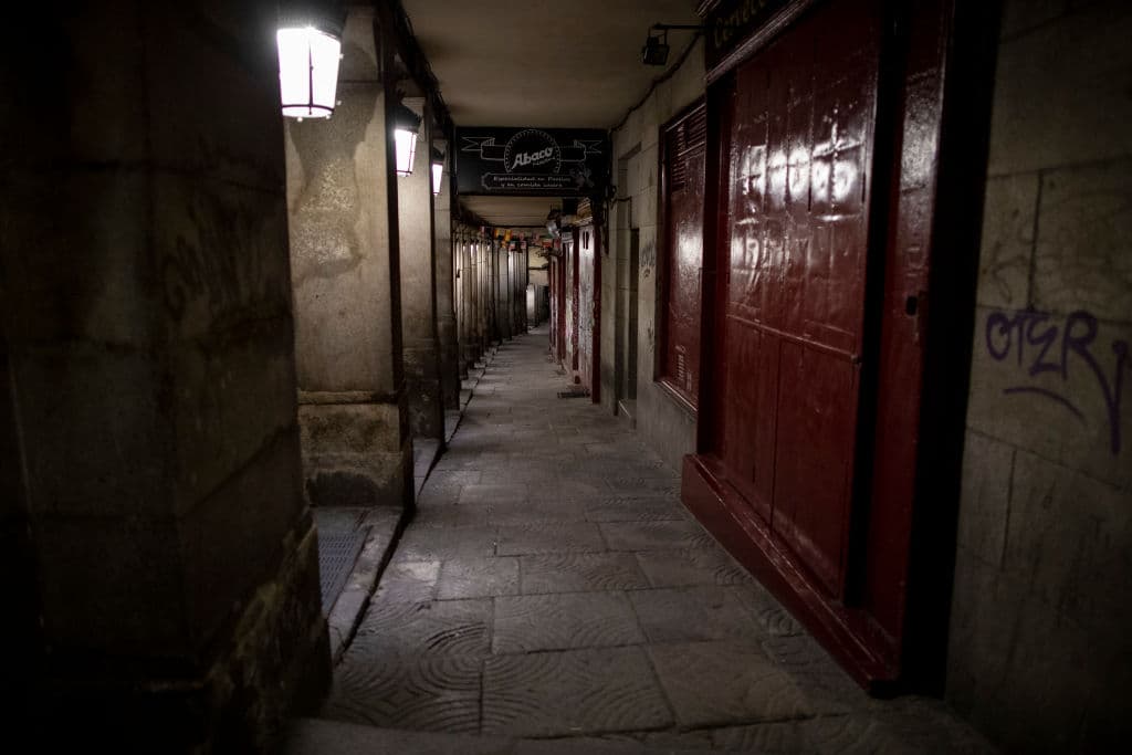 Una imagen bastante inusual de una calle céntrica de madrid que suele estar repleta de personas los fines de semana. La medida de confinamiento nocturno es obligatoria en toda España, salvo en las Canarias.