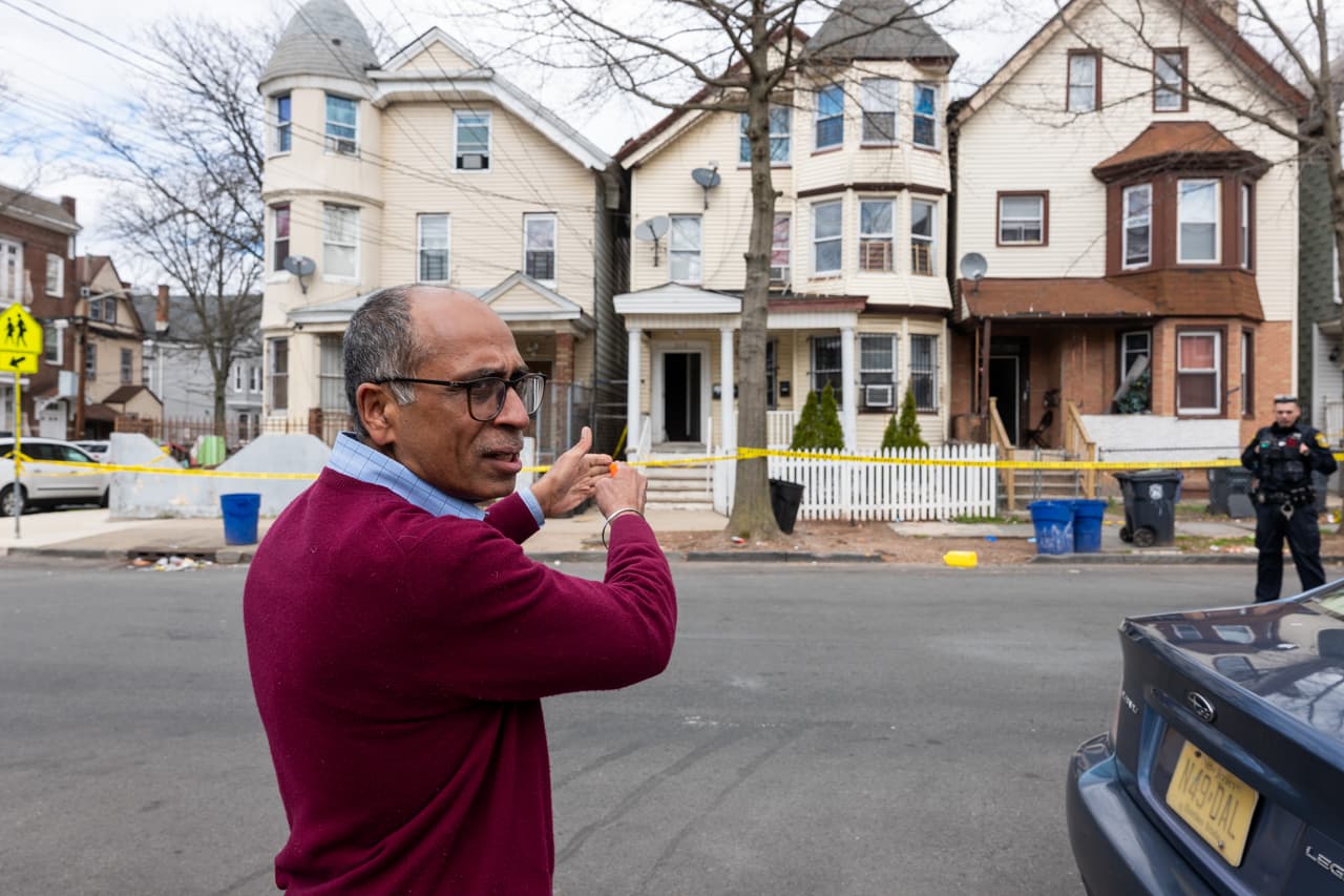 Sushil Nagpal, un empleado de la ciudad de Newark, en las afueras de las casas que sufrieron daños por el sismo.