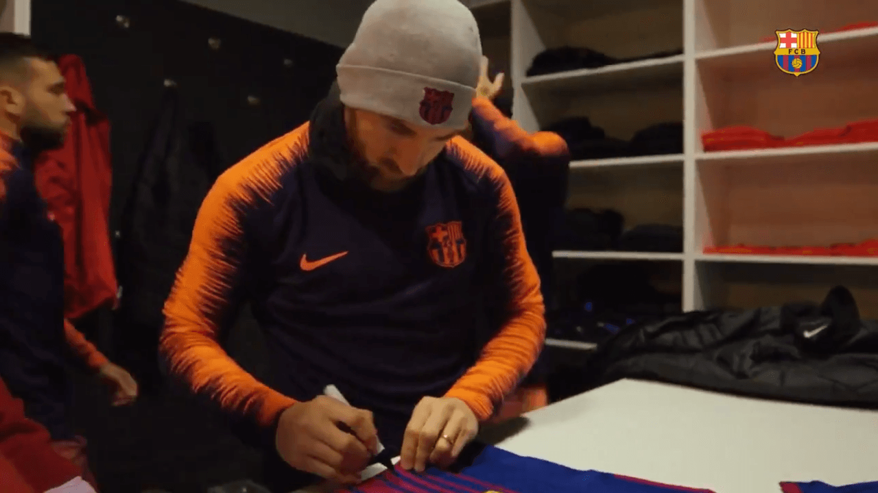 La sorpresa para el joven es que no solo podrá asistir al partido de la Champions League entre el Barcelona y Lyon, sino que también recibió un regalo especial.