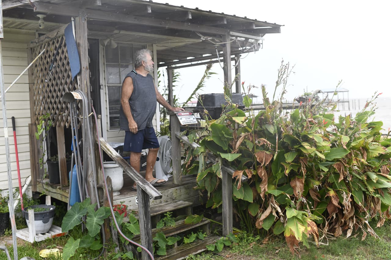 Jim McKenzie contempla una playa vacía mientras los efectos de Isaias mantienen alejados a los bañistas el viernes 9 de octubre de 2026, en la isla Mon Louis, Alabama.