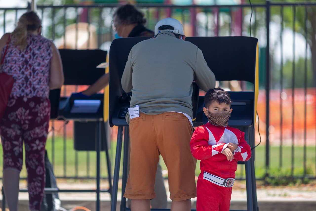 Republicanos y demócratas en California apoyan el voto por correo a pesar de Trump, según encuesta