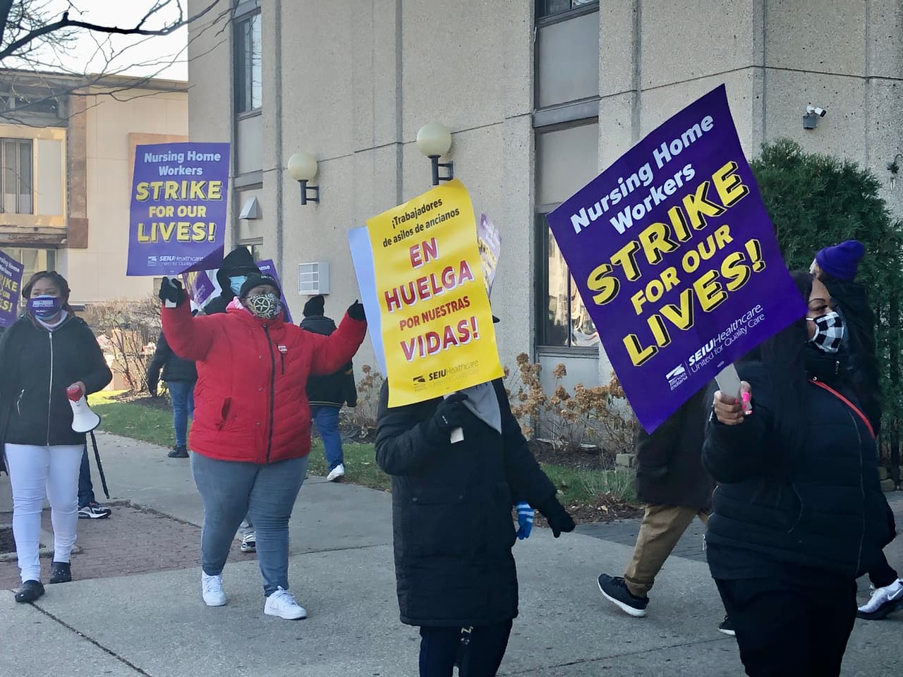 Alegan que optaron por la huelga porque su empleador Infinity continúa ignorando sus pedidos de un mejor pago y un ambiente más seguro para trabajar, ahora que los casos de Covid-19 se han disparado en el estado a cifras récord.