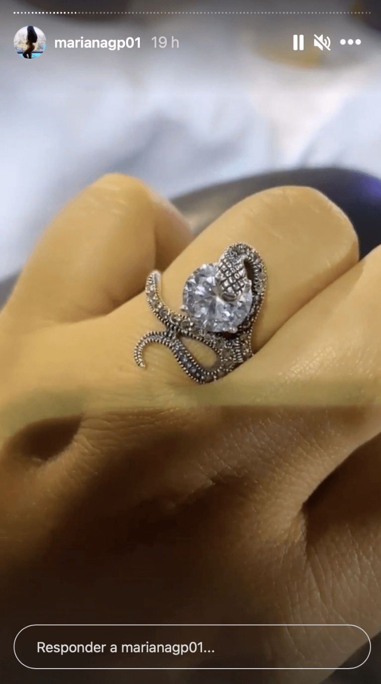 Mariana González publicó en sus historias de Instagram una foto de un anillo de diamante, y su compromiso con el hijo mayor de Vicente Fernández es inminente.
