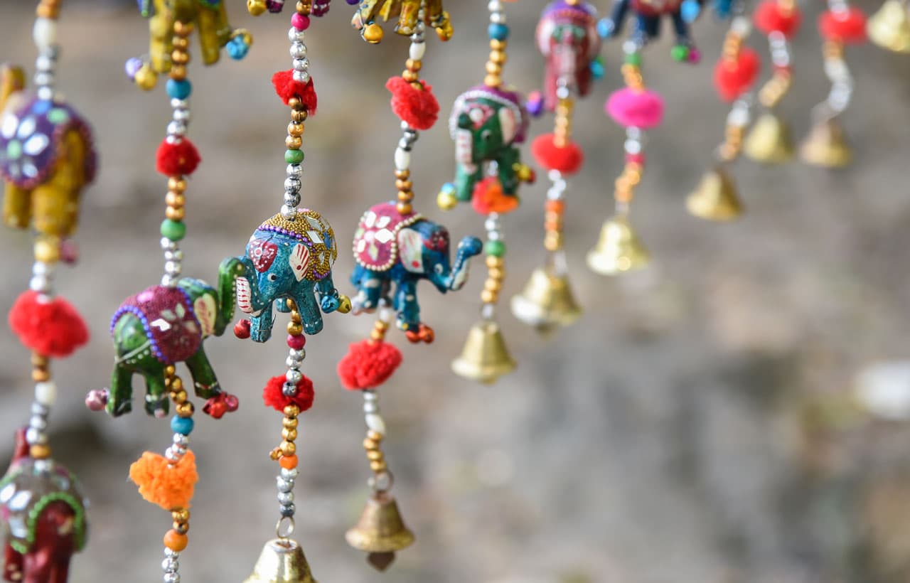 En India se considera al elefante de buena suerte, porque su procedencia es de su dios Ganesha, así que es un lindo amuleto para traerte prosperidad, pero asegúrate que la trompa esté doblada y hacia arriba.