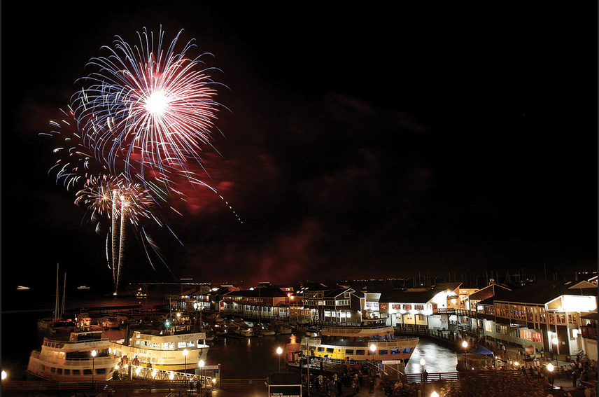 Los fuegos artificiales en San Francisco se lanzan desde barcazas en el agua y frente al muelle municipal .