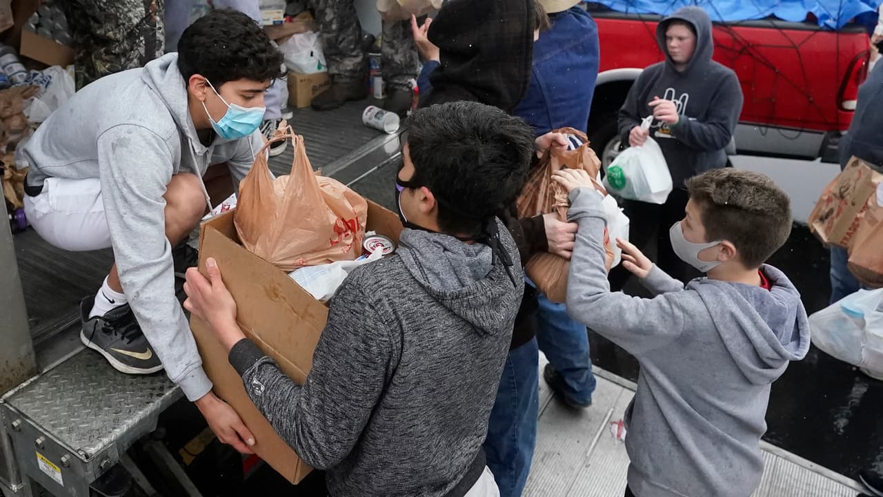 Katie Fitzgerald, jefa de operaciones de
<a href="https://www.feedingamerica.org" target="_blank">Feeding America</a>, dijo que calcula que los centros de distribución de alimentos gratis
<b>repartirán unos 6,000 millones de comidas este año</b>, más o menos lo mismo que el año pasado y mucho más que los 4,200 millones de 2019.