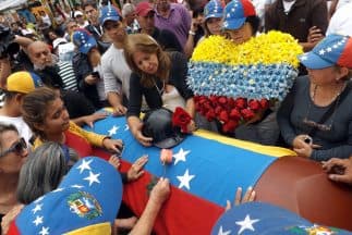 Los fabricantes de ataúdes de Venezuela han estado reclamando más material desde inicios de año.