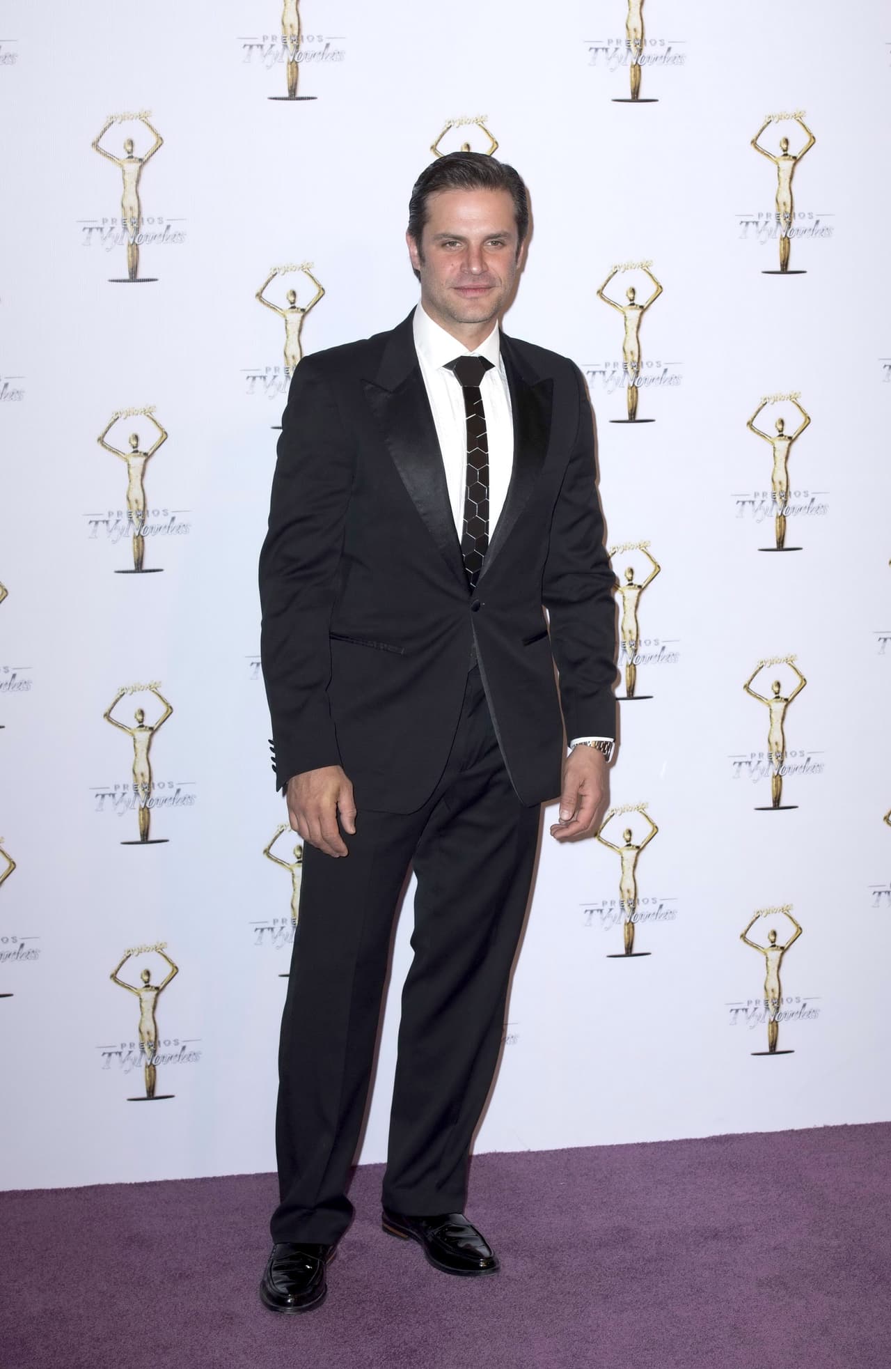 <b><a href="http://www.univision.com/temas/mark-tacher">Mark Tacher</a></b> fue otro de los galanes que eligió un traje clásico, aunque su corbata fue muy original, pues no era de tela.