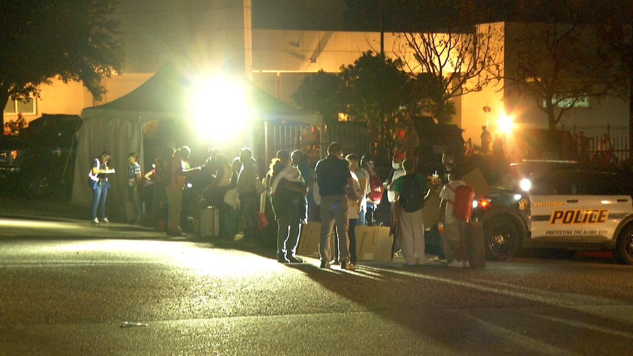 Muchos de ellos luego de haber
<a href="https://www.univision.com/local/san-antonio-kwex/estado-de-emergencia-eagle-pass-texas-inmigrantes-desastre-fotos" target="_blank">cruzado la frontera de Texas en caravanas</a> y un viaje de miles de kilómetros que incluye atravesar la peligrosa selva del Darién.