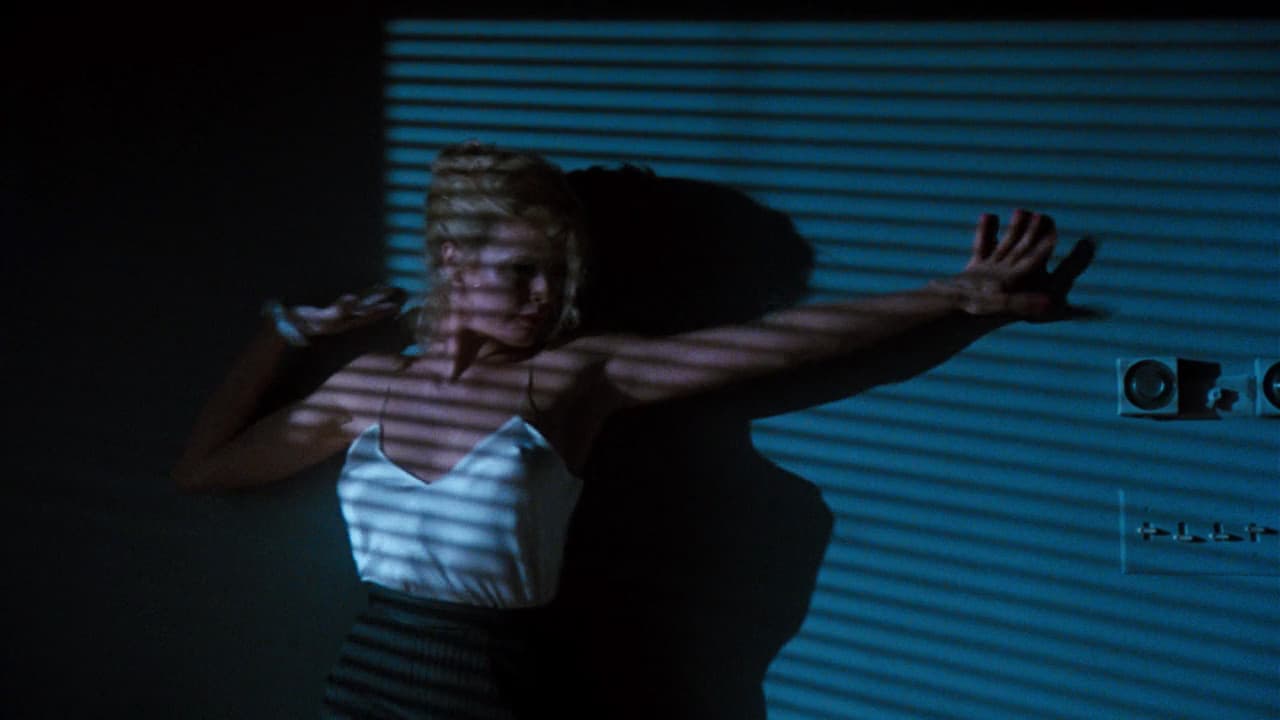 Quizás la escena más recurrente cuando pensamos en sexo y cine: el streaptease de Kim Bassinger en '9 semanas y media' ante los ojos desquiciados de un Micky Rourke que lleva constantemente a la protagonista al límite.