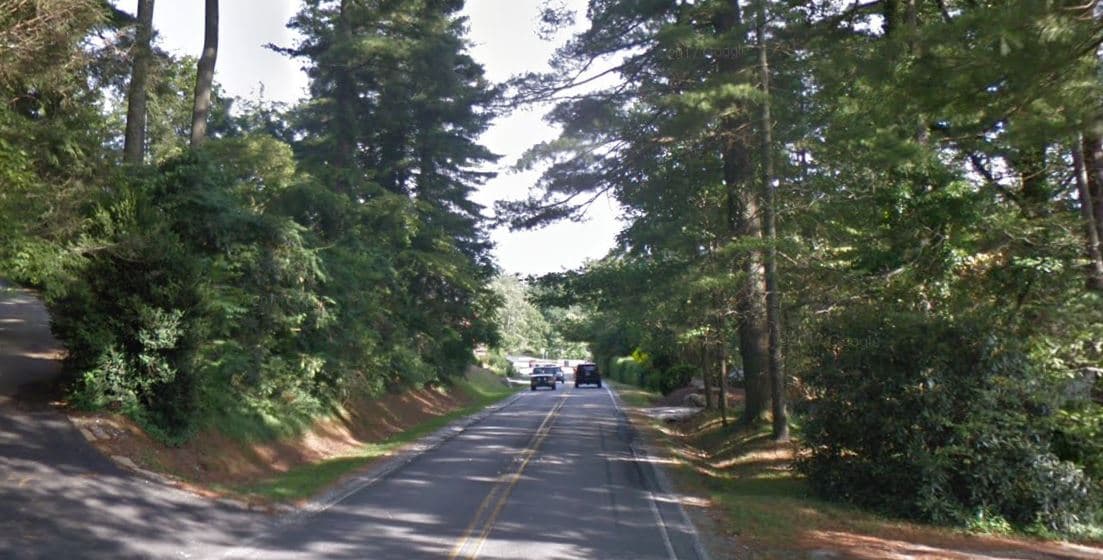 <b>Cashiers tour</b>. Este viaje es relativamente corto de 10 millas, pero tiene un gran golpe en los muslos (y visual). Debido a que Cashiers se encuentra en lo alto de una meseta rodeada por el Bosque Nacional Nantahala, obtienes vistas impresionantes en cada esquina. Los altos picos de las montañas, los valles profundos, las cascadas y los frondosos bosques serán su vista para este hermoso paseo. Comienza el viaje en Cashiers Commons en la U.S. 64 y luego vira a la derecha en North Carolina 107. Prepárate para subidas y curvas cerradas, que son ideales para ciclistas con experiencia en ciclismo de montaña.