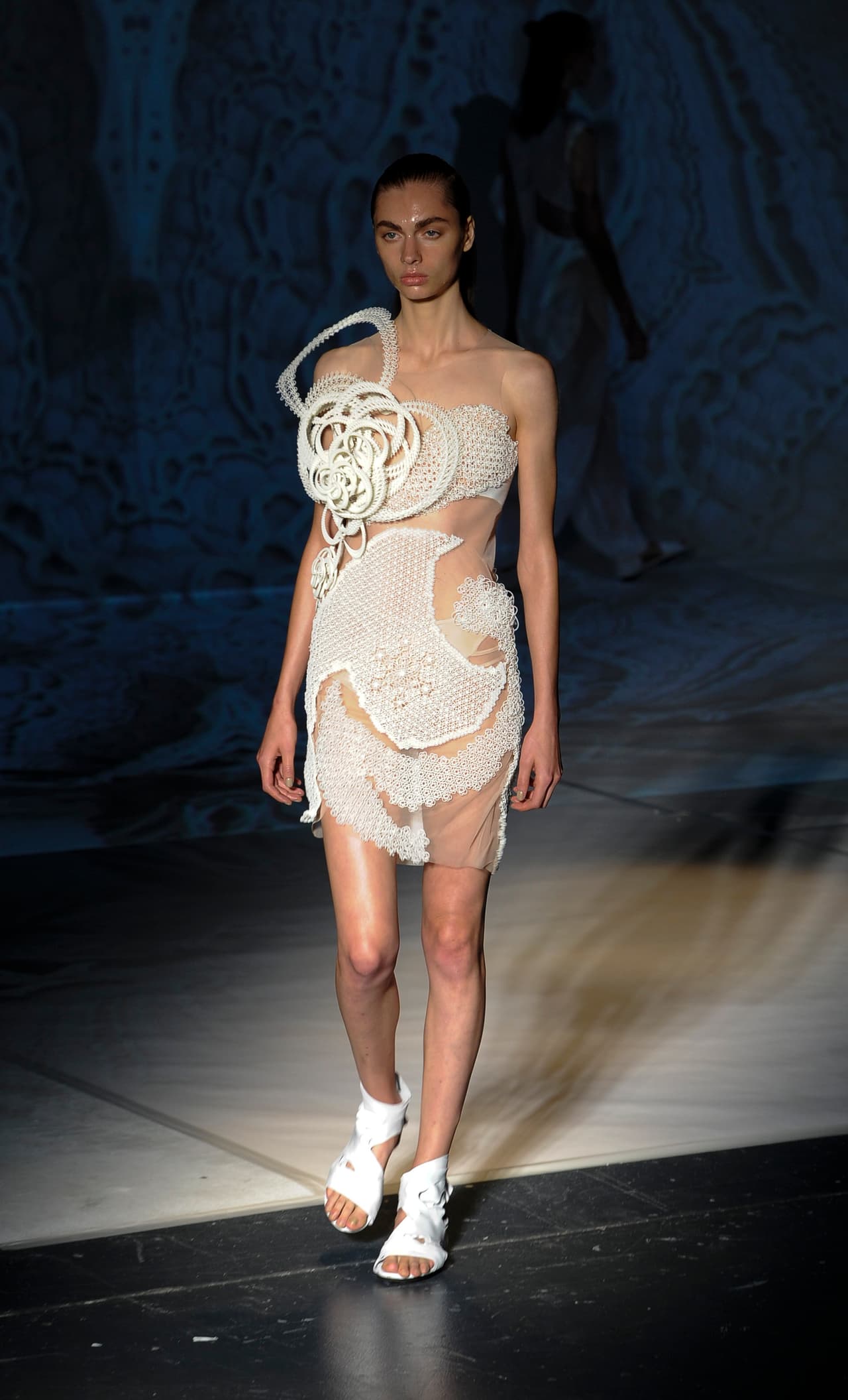 ThreeasFOUR es un colectivo de tres diseñadores que con sus apuestas han logrado colarse tanto en los clósets de las más vanguardistas como en los museos. Sus piezas extremadamente trabajadas y complejas (como esta, diseñada para su colección primavera 2016) que juegan con volúmenes hechos a través de cortes láser y de delicados trabajos de bordados a mano, han logrado esa mezcla efectiva de tecnología y tradición.