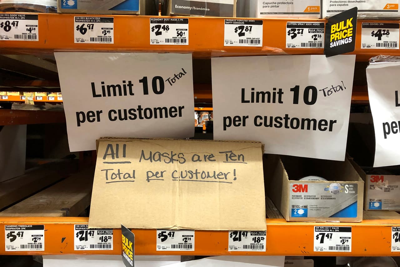 En una tienda Home Depot de Tacoma, Washington, limitaron las compras de máscaras protectoras a un límite de 10 por cliente. Peter Rabinowitz, especialista en pandemias de la Universidad de Washington 
<a href="https://www.nytimes.com/2020/01/29/health/coronavirus-masks-hoarding.html" target="_blank">dijo al diario New York Times</a> que "no hay una razón racional por la que todos necesiten salir corriendo y ponerse máscaras", agregó. "Los funcionarios de salud pública deberían estar hablando de esto".